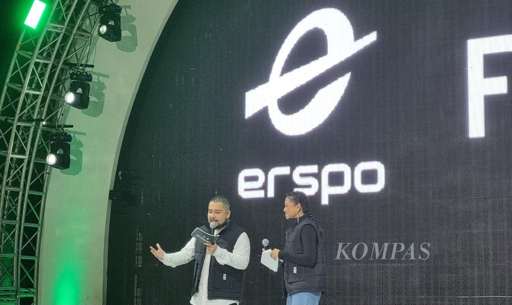CEO Erspo Muhammad Sadad (kiri) menjelaskan prosesnya mempersiapkan jersei timnas Indonesia terbaru pada acara peluncuran kostum timnas Indonesia, Senin (18/3/2024), di Jakarta.