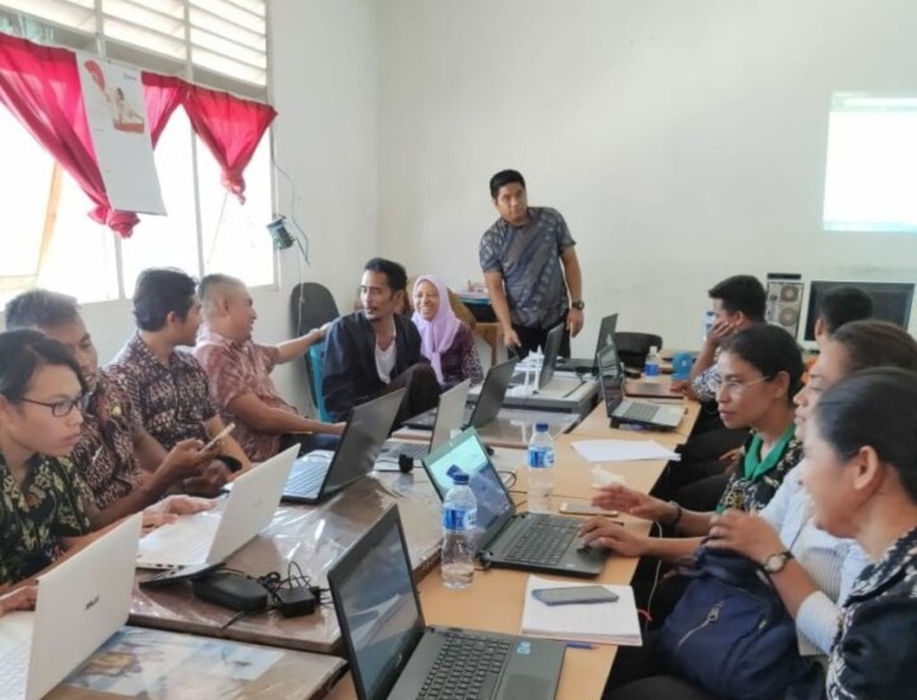 Salmon Wahani Budisatrio (25) dalam sebuah rapat. Ia mengelola Sekolah Rumah Pelangi Indonesia Cyberschool dengan memanfaatkan pendidikan jarak jauh. Ia banyak berbagi dengan guru dan sekolah di sejumlah daerah di Indonesia soal PJJ.