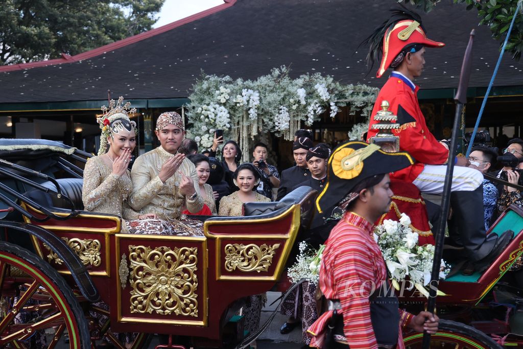 Pasangan pengantin Kaesang Pangarep dan Erina Gudono menaiki kereta yang ditarik kuda seusai menjalani upacara pernikahan di Pendopo Agung Ambarrukmo, Sleman, DI Yogyakarta, Sabtu (10/9/2022).