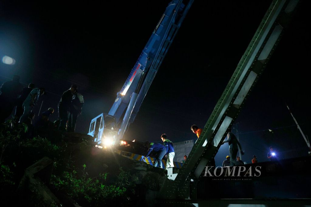 Alat derek dikerahkan untuk menarik bangkai truk yang tertabrak rangkaian kereta api di pelintasan sebidang Madukoro Raya, Kota Semarang, Jawa Tengah, Selasa (18/7/2023). 