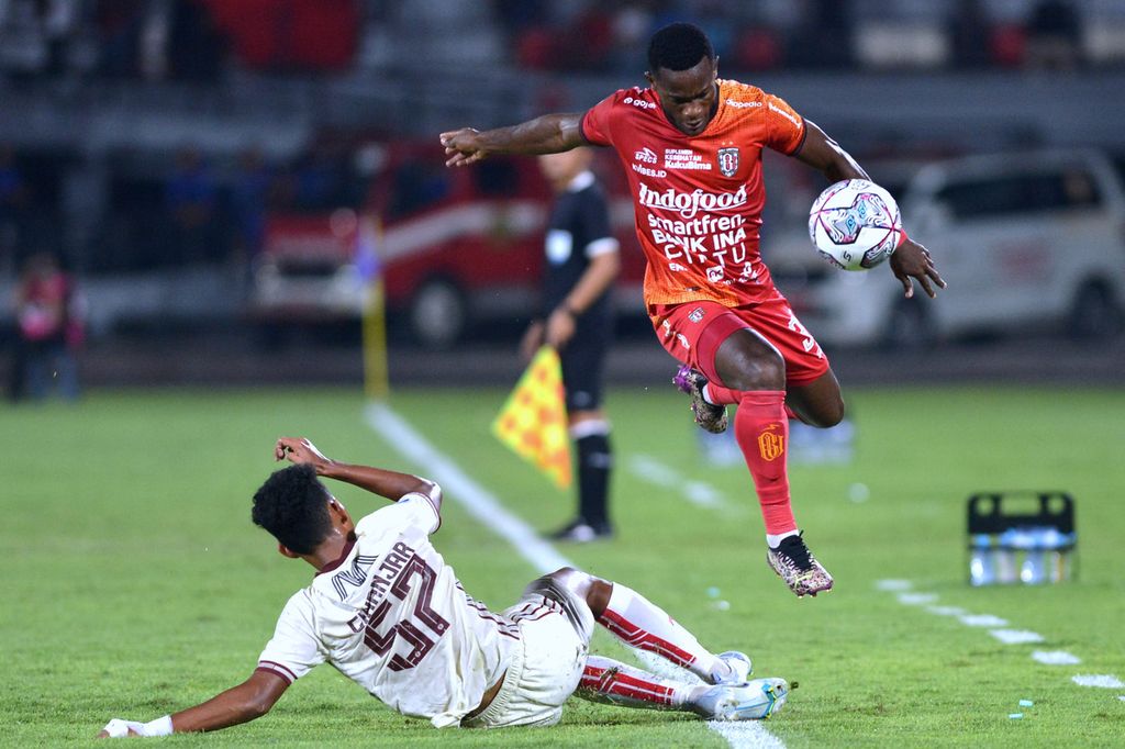 Pemain Bali United Privat Mbarga (kanan) beruasha melewati pemain Persija Jakarta Ginanjar Wahyu pada laag pembuka BRI Liga 1 di Stadion Kapten I Wayan Dipta, Gianyar, Bali, Sabtu (23/7/2022). Bali United mengalahkan Persija, 1-0. 