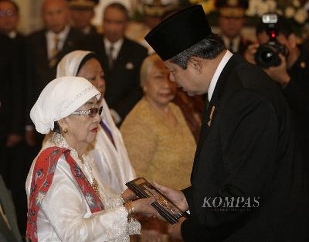 Presiden Susilo Bambang Yudhoyono memberikan ucapan selamat kepada Ny Sulistina Soetomo (kiri), istri almarhum Bung Tomo atau Soetomo, saat menganugerahkan gelar Pahlawan Nasional dan Bintang Mahaputra Adipradana di Istana Negara, Jakarta, Jumat (7/11/2008).