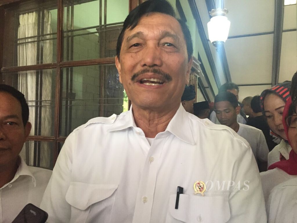 Menteri Koordinator Kemaritiman Luhut Binsar Pandjaitan sedang memberikan keterangan kepada wartawan.