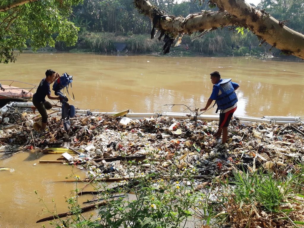Sukarelawan Bank Sampah Sungai Cisadane di Kota Tangerang, Provinsi Banten, membersihkan bantaran sungai, Sabtu (21/10/2023).