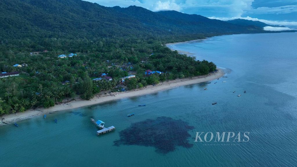 Foto aerial pesisir Kampung Malaumkarta, Distrik Makbon, Kabupaten Sorong, Papua Barat Daya, Kamis (8/6/2023).