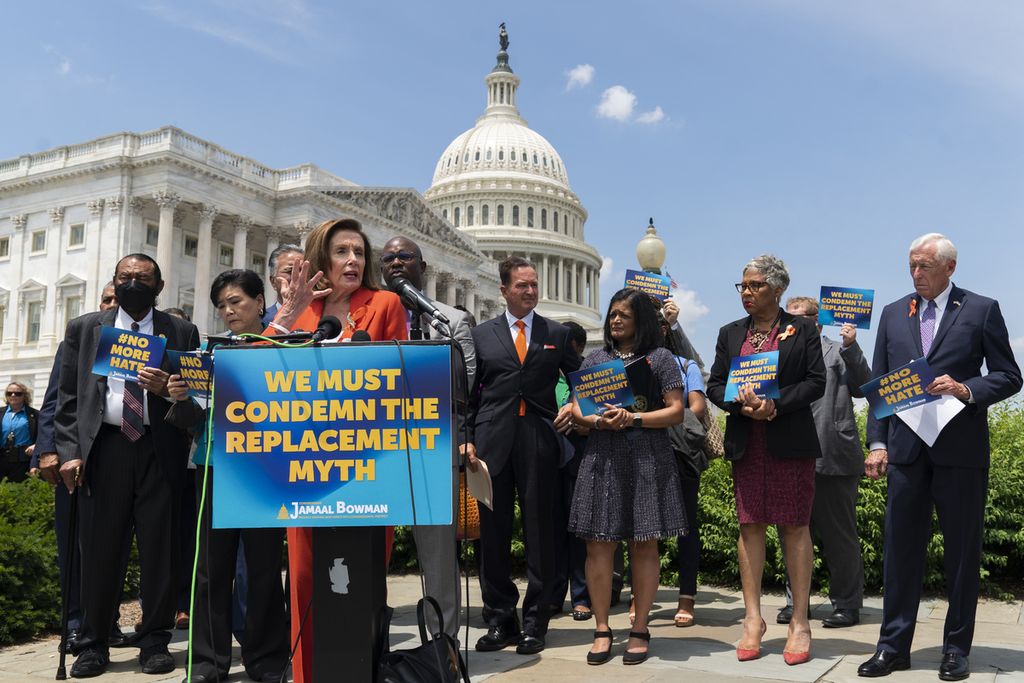 Ketua DPR Amerika Serikat Nancy Pelosi bersama para pemimpin Partai Demokrat lainnya berbicara dalam konferensi pers tentang resolusi mengecam teori penggantian besar” di Capitol Hill, Washington, 8 Juni 2022. 