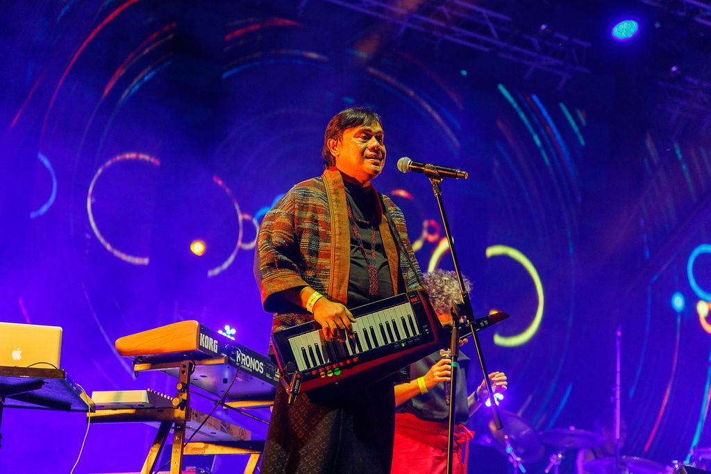 Dwiki Dharmawan tampil bersama grupnya, Krakatau Ethno, untuk meramaikan Rainforest World Music Festival di Kuching, Sarawak, Malaysia, Minggu (30/6/2024).