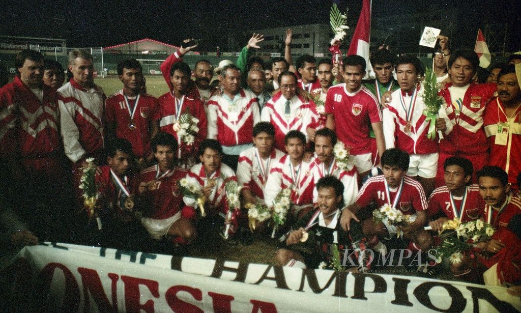 Ketua Umum KONI  Soerono dan Ketua Umum PSSI Kardono bersama para pemain Indonesia bergambar bersama. Indonesia meraih medali emas SEA Games XVI dengan mengalahkan Thailand di final,  4 Desember 1991. Indonesia menang adu penalti 4-3 di Stadion Rizal Memorial Manila. 
