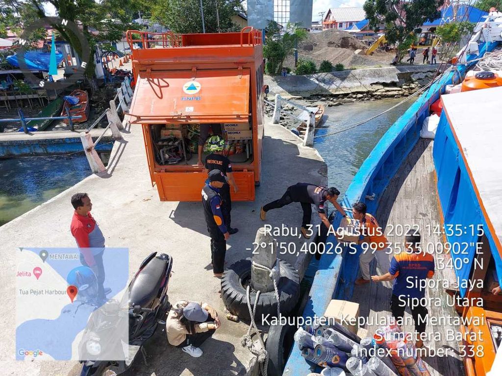 Petugas BPBD Kepulauan Mentawai memuat bantuan bahan pokok dan kebutuhan pengungsi lainnya ke kapal di Tuapejat, Kepulauan Mentawai, Rabu (31/8/2022), untuk dikirimkan ke pengungsi gempa M 6,4 di Siberut Barat.