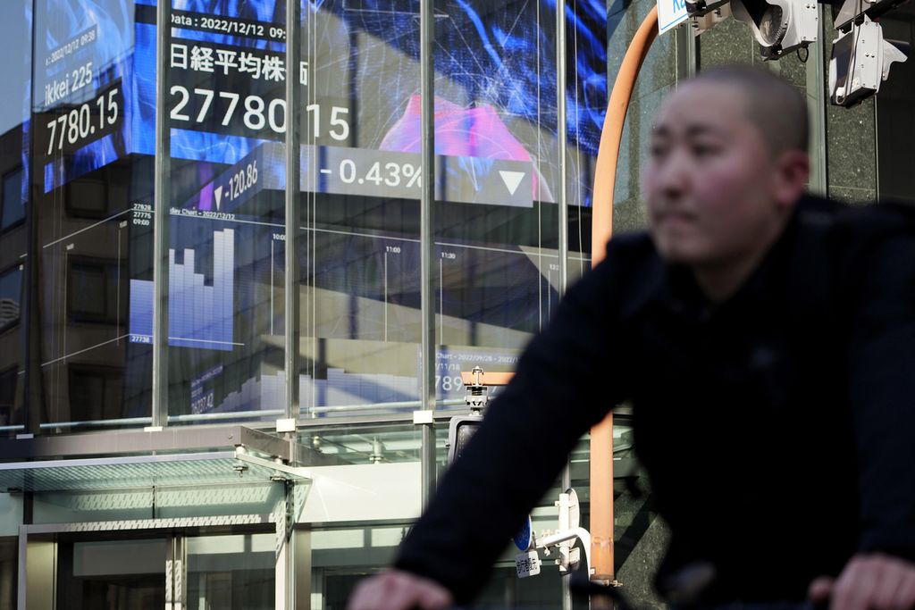 Sebuah papan bursa elektronik memperlihatkan indeks Nikkei 225 Jepang di Tokyo, Jepang, 12 Desember 2022.