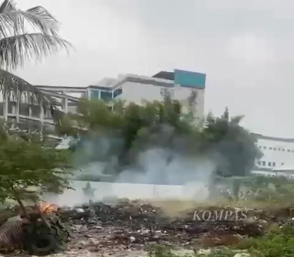 Pembakaran sampah oleh oknum di lahan kosong, tepatnya di belakang Rumah sakit Umum (RSU) Tangerang Selatan.