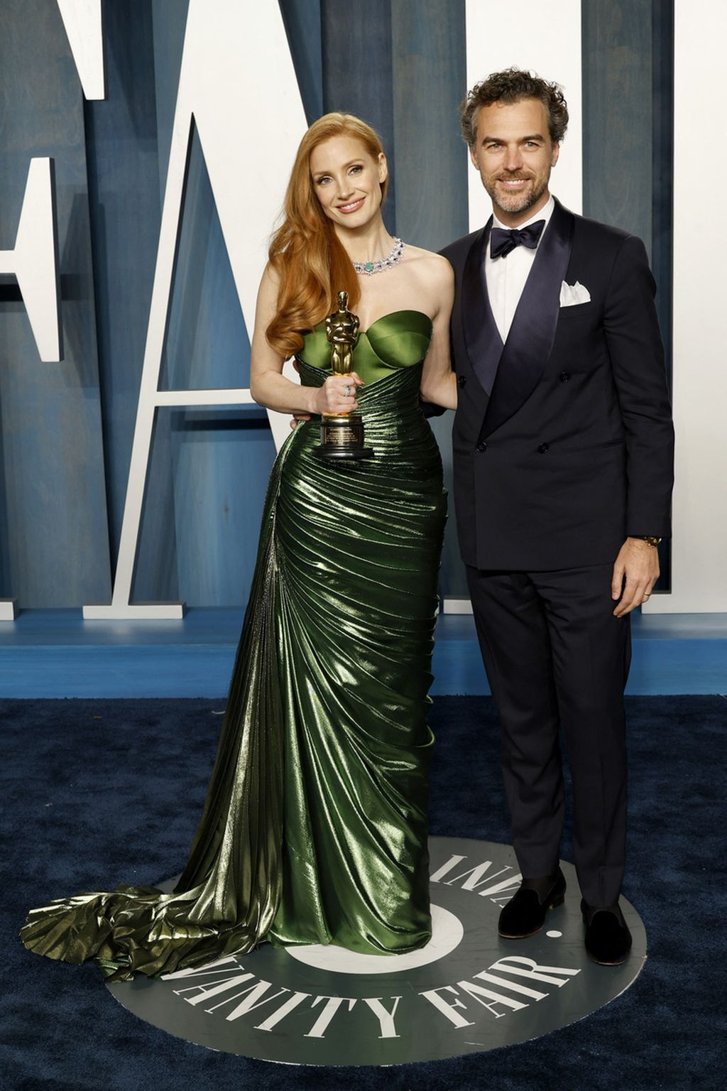 Aktris Jessica Chastain bersama suaminya, Gian Luca Passi de Preposulo, hadir dalam acara Vanity Fair Oscar Party 2022 di Beverly Hills, AS, Minggu (27/3/2022).