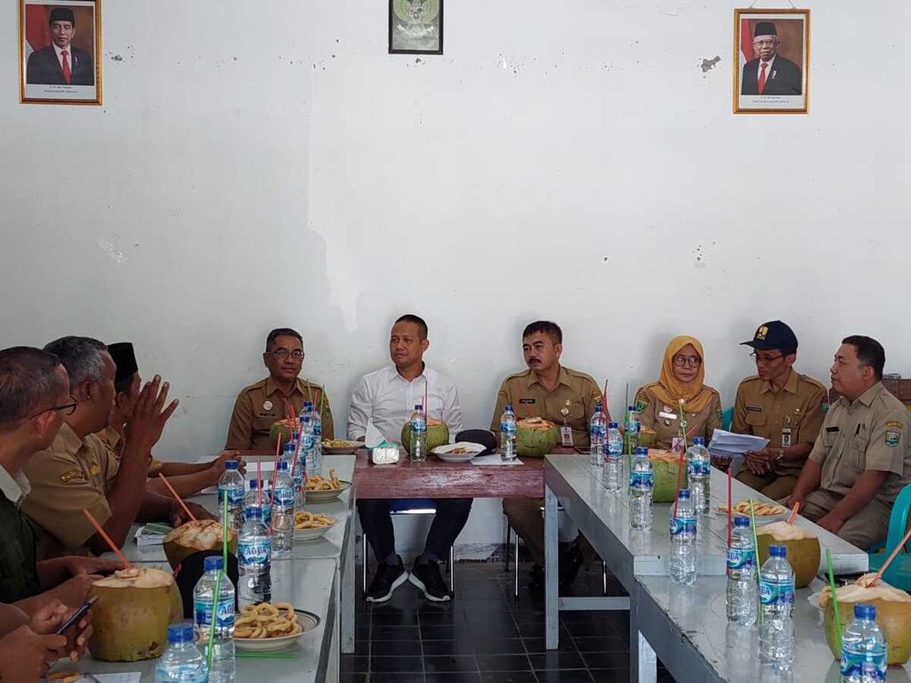 Bupati Kebumen Arif Sugiyanto (tengah) memimpin rapat penanganan kasus penyebaran bakteri <i>E-coli</i> di Desa Giripurno, Kebumen, Jawa Tengah, Selasa (16/5/2023).