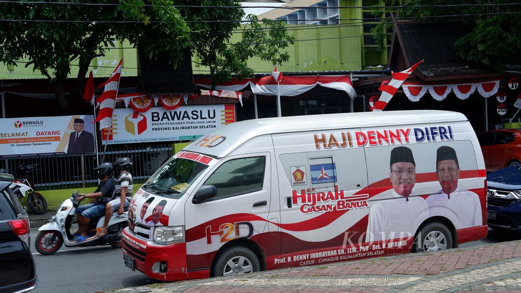 Warga melintas saat calon gubernur Kalimaantan Selatan Denny Indrayana mendatangi Kantor Bawaslu Kalsel di Banjarmasin, Kalsel, Jumat (2/10/2020). 