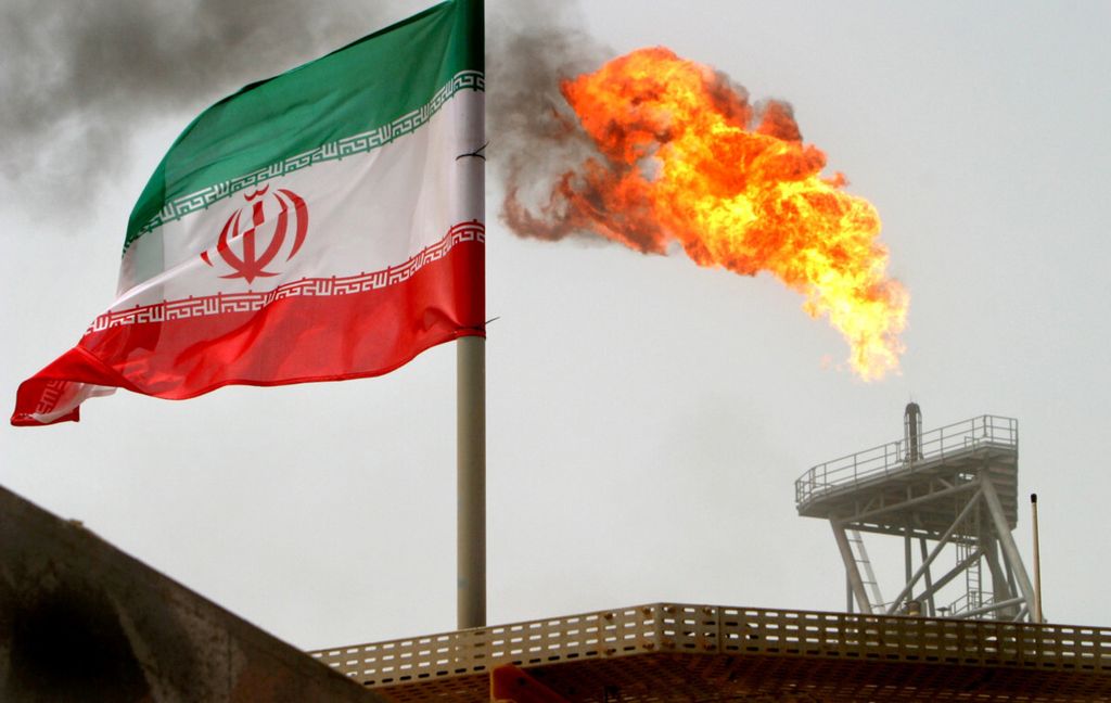 Suasana sebuah ladang minyak Iran di Teluk Persia, Iran, 25 Juli 2015.  Harga minyak dikhawatirkan terus naik jika dinamika hubungan antara Rusia-Ukraina semakin memanas pada awal tahun 2022 ini. 