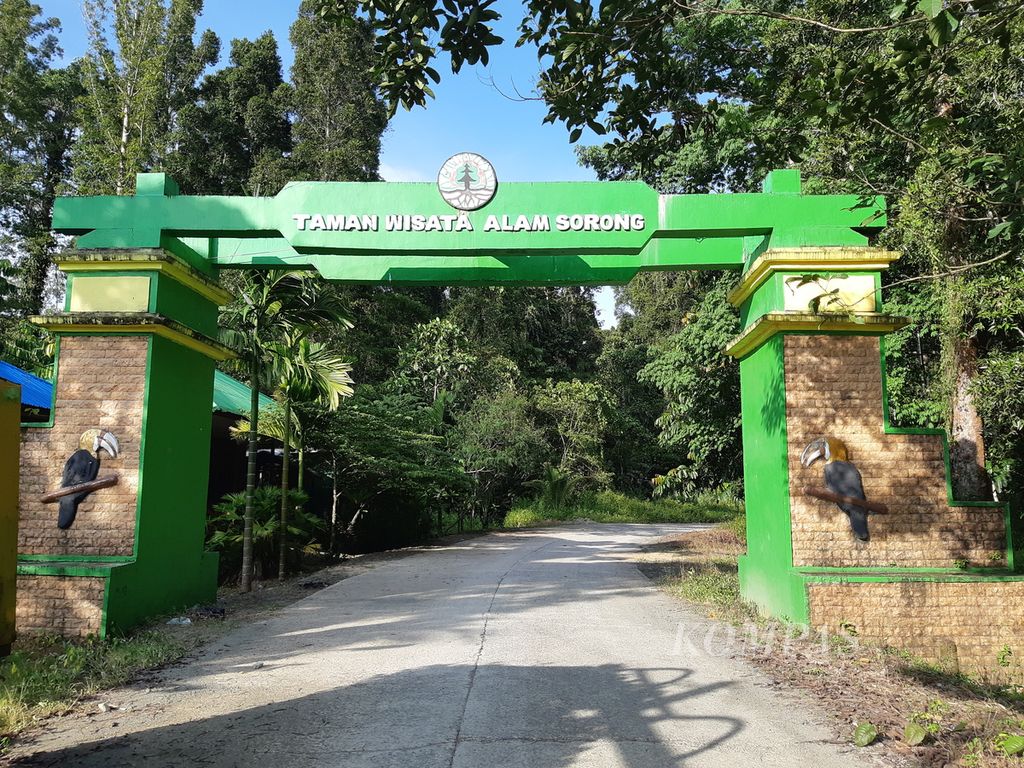 Pintu gerbang Taman Wisata Alam Sorong.