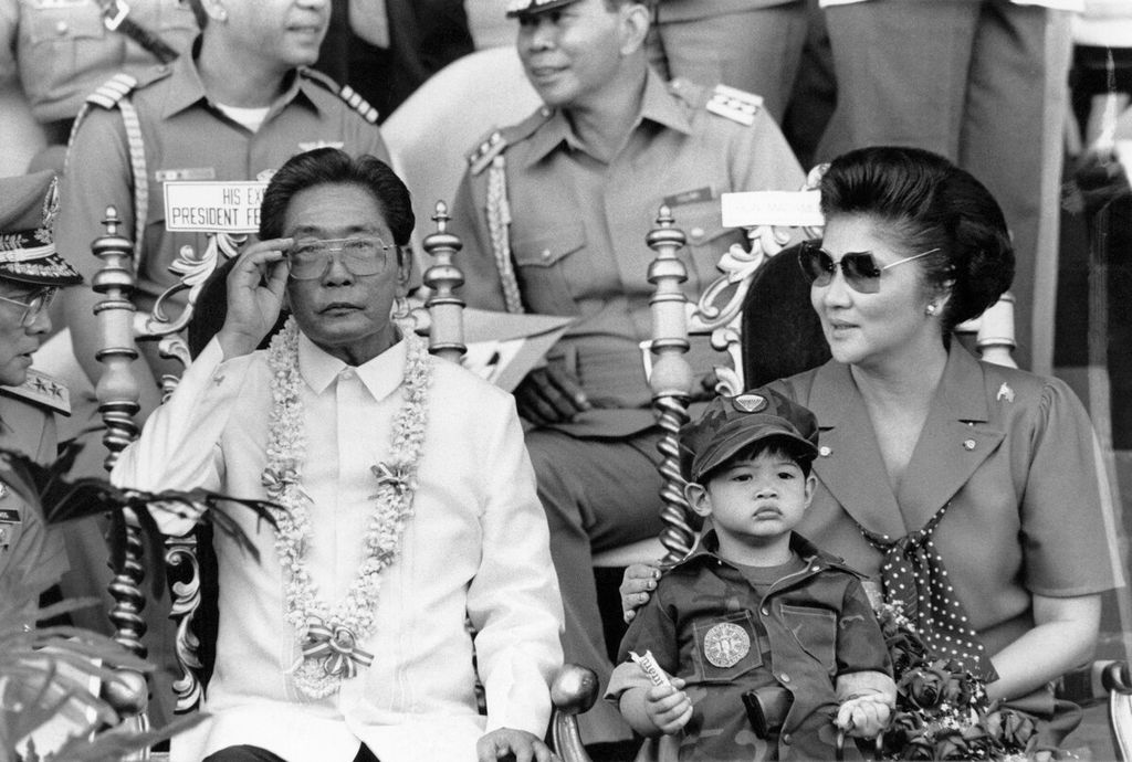 Foto yang diambil pada 15 November 1985 memperlihatkan mantan diktator Filipina Ferdinand Marcos (kiri) dan istrinya, Imelda Marcos, dalam sebuah acara di Manila, Filipina. Setelah Marcos digulingkan pada 1986, di pemilu tahun 2022, putranya Ferdinand Marcos Jr, diproyeksikan memenangi pemilihan presiden dengan dukungan lebih dari 30 juta pemilih, menandai kembali berkuasanya dinasti Marcos. 