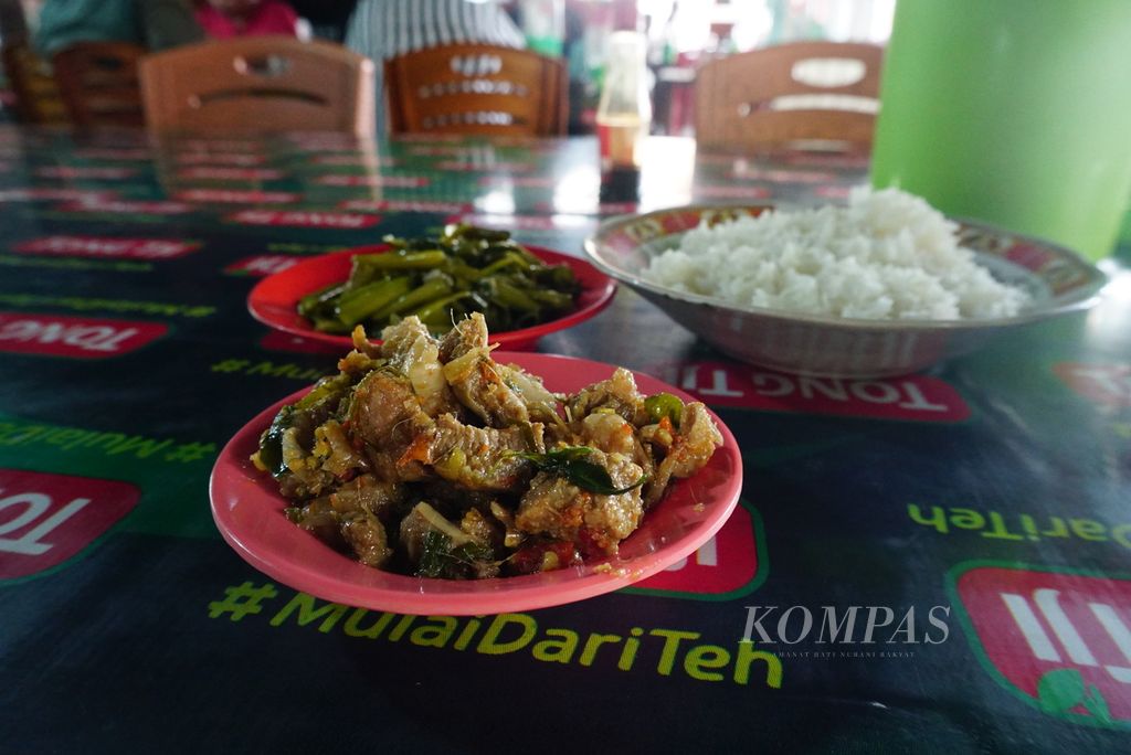 Hidangan khas Minahasa bernama tinoransak yang berbahan daging babi disajikan di RM Ragey Om Alo di daerah Sario, Manado, Sulawesi Utara, Senin (5/2/2024). Makanan Minahasa terkenal dengan bumbu yang berlimpah dan rasa yang cenderung pedas.