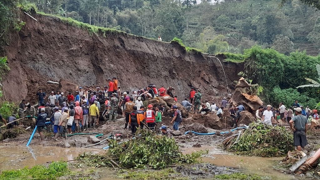 Warga bersama Badan Penanggulangan Bencana Daerah, TNI, Polri, dan elemen lain mencari seorang warga yang diduga tertimbun tebing sungai yang longsor di Ledok Amprong, Desa Gubugklakah, Kecamatan Poncokusumo, Kabupaten Malang, Jawa Timur, Rabu (2/11/2022).