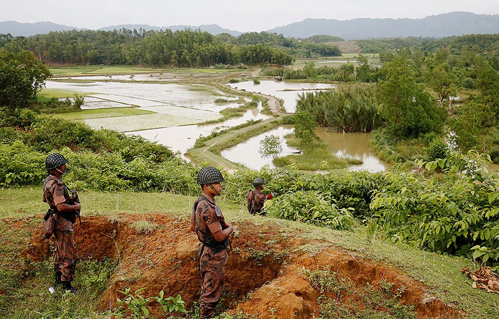 Anggota Pengawal Perbatasan Banglades (BGB) mengawasi titik pelintasan Ghumdhum di Cox\'s Bazar, wilayah Banglades yang berbatasan dengan Myanmar, Sabtu (26/8). Mereka mencegah warga Rohingya yang terusir dari Myanmar masuk ke Banglades.