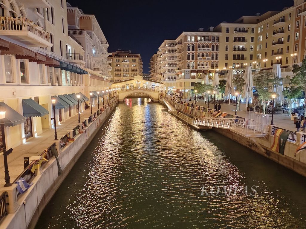 Pemandangan kanal yang diapit oleh bangunan apartemen dan pertokoan di Qanat Quartier di The Pearl, Doha, Qatar, Minggu (11/12/2022). The Pearl mengadopsi konsep kota Venezia di Italia.