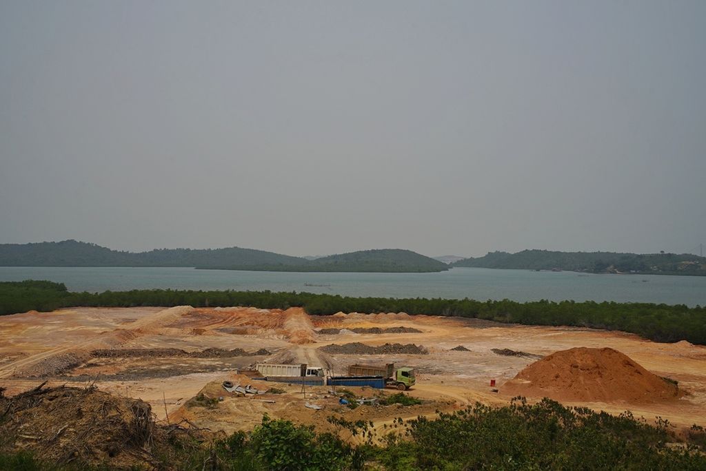 Meskipun telah dilarang, pengerjaan proyek reklamasi hutan bakau seluas lebih kurang 5 hektar di Kelurahan Tanjung Piayu, Kecamatan Sei Beduk, Batam, Kepulauan Riau, masih berlangsung, Selasa (9/10/2019).