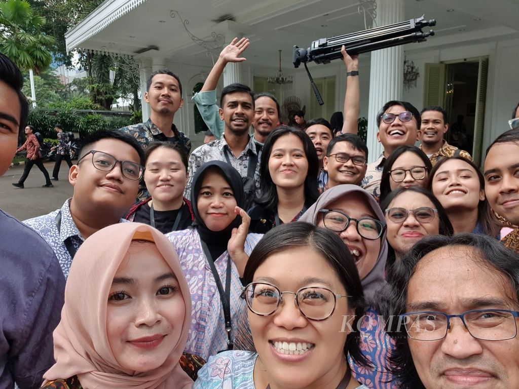 Swafoto pemotret bersama wartawan lainnya seusai halalbihalal di Istana Wapres, Jakarta, Rabu (17/4/2024).