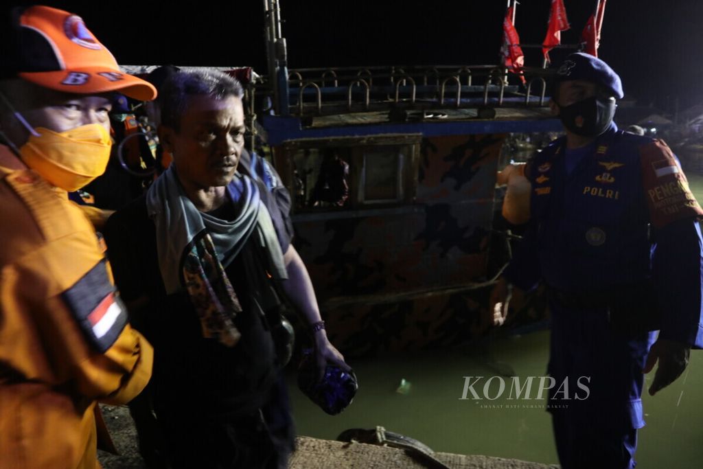 Korban selamat dievakuasi setelah KM Barokah Jaya berisi 32 nelayan yang bertabrakan dengan kapal Habco Pioneer di perairan Indramayu, Jawa Barat, April 2021 lalu.