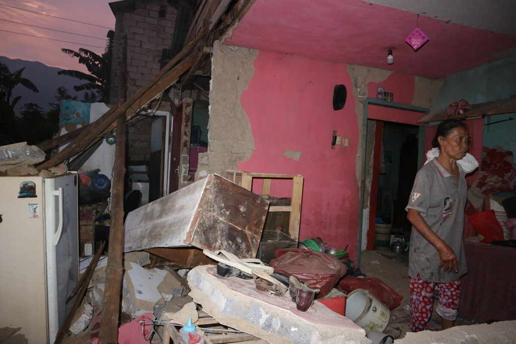 Seorang warga RT 003 RW 003 menunjukkan rumahnya yang rusak akibat gempa tektonik yang terjadi pada Senin (21/11/2022).