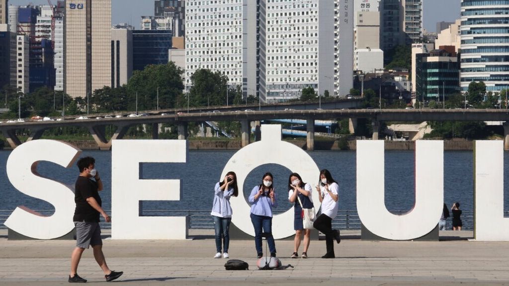 Para wanita berswafoto di sebuah taman di Seoul, Korea Selatan, Kamis, 11 Juni 2020. Hanya beberapa minggu yang lalu Korea Selatan merayakan kemenangannya melawan coronavirus. Itu meringankan langkah-langkah menjauhkan sosial, membuka kembali sekolah, dan mempromosikan metode yang didorong teknologi untuk memerangi penyebaran virus.