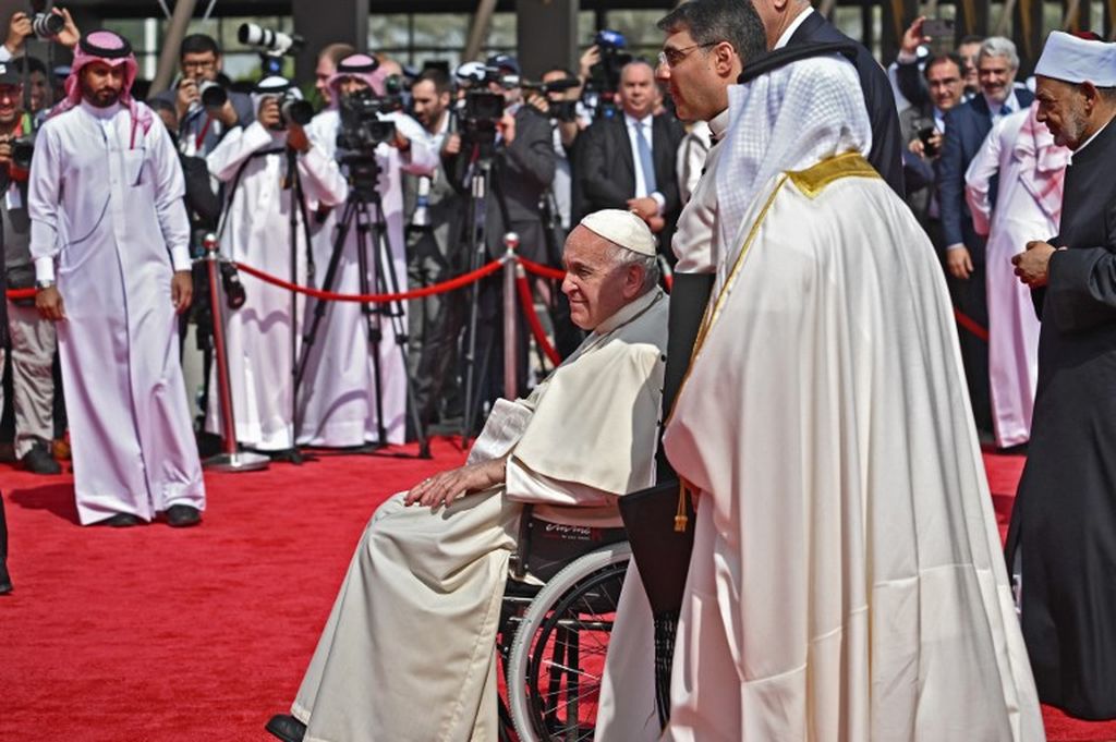 Paus Fransiskus (kiri), Raja Bahrain Hamad bin Isa al-Khalifa (tengah), dan Imam Besar Al-Azhar Sheikh Ahmed Al-Tayeb (kanan) menghadiri upacara penutupan Forum Dialog Bahrain di Istana Sakhir, Bahrain, Jumat, 4 November 2022. 