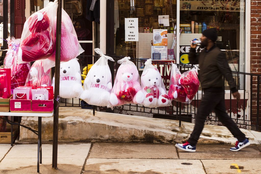 Seorang pejalan kaki melewati boneka binatang Hari Valentine yang dijual di Philadelphia, AS, Senin (13/2/2024). Ini adalah Hari Valentine pertama sejak AS mengeluarkan nasihat kesehatan masyarakat yang menyatakan kesepian dan isolasi sebagai epidemi dengan konsekuensi yang mengerikan.