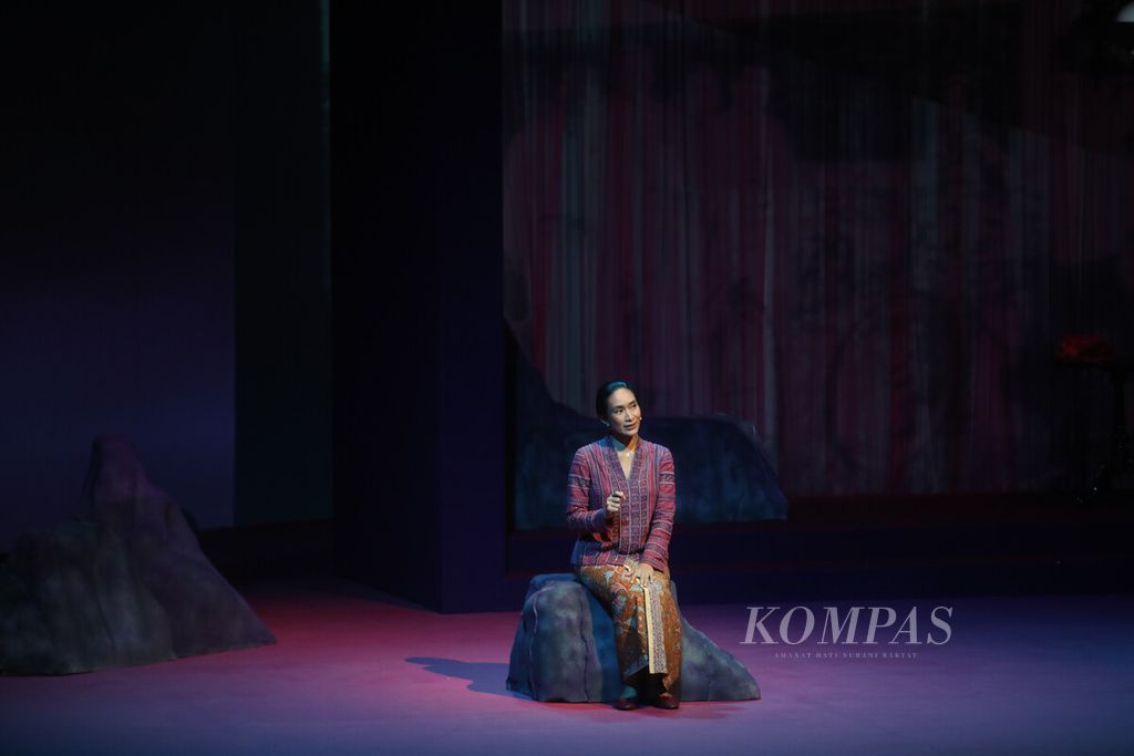 Pementasan Teater Musikal Monolog Inggit Garnasih di Ciputra Artpreneur, Kamis (18/5/2022). Happy Salma memerankan Inggit Garnasih. 