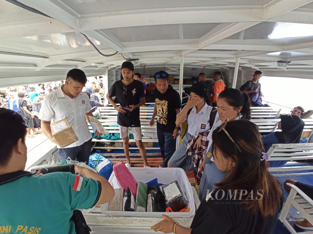 Ilustrasi: Petugas dari jasa pengiriman barang J&T Express mendata paket kiriman barang pelanggan dari Kota Padang dengan tujuan penerima di Muara Siberut, Kecamatan Siberut Selatan, Kabupaten Kepulauan Mentawai, Selasa (2/8/2022). 