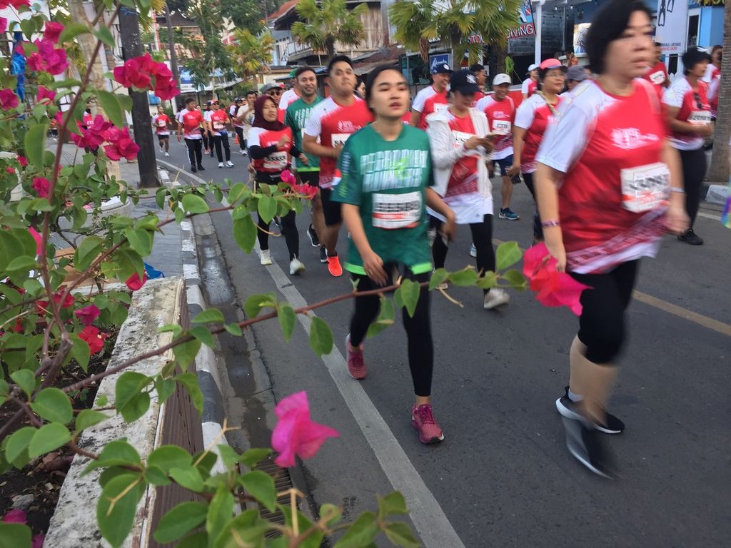 Kalangan peserta lari kategori 5.000 meter (5K) di IFG (Indonesia Financial Group) Labuan Bajo Marathon, Sabtu (4/11/2023), di Manggarai Barat, Pulau Flores, NTT.
