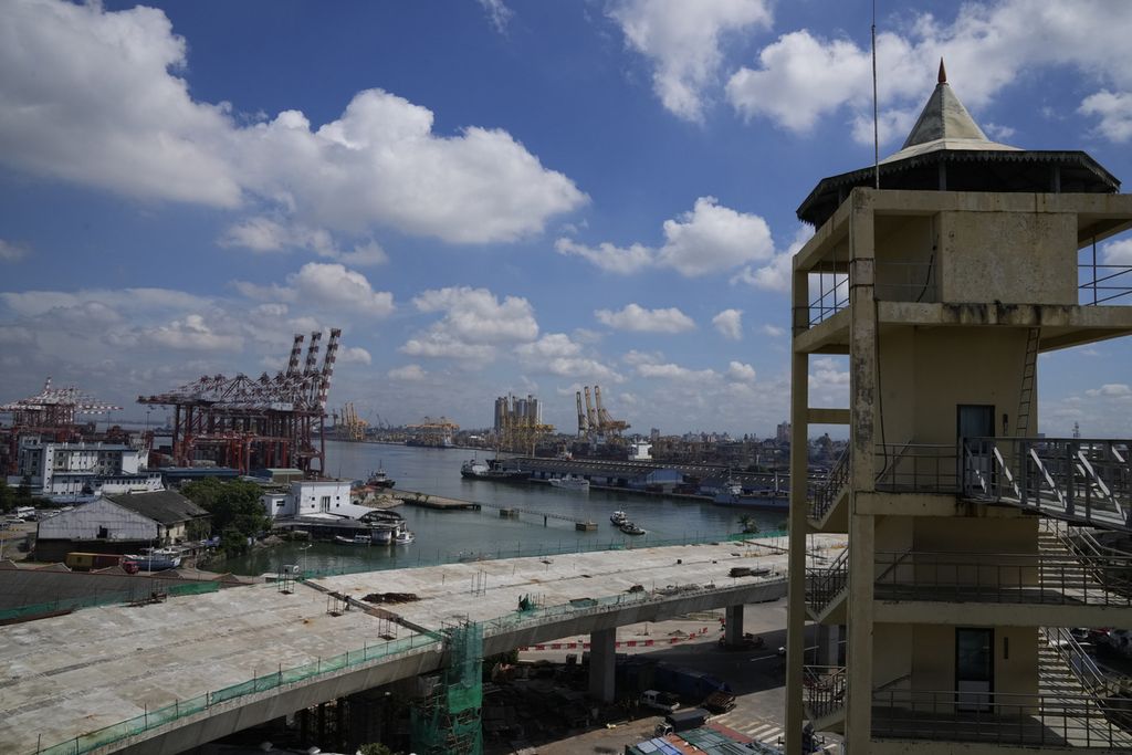Lokasi calon proyek terminal peti kemas di Pelabuhan Colombo, Sri Lanka, terlihat di kejauhan. AS mengumumkan proyek senilai 553 juta dollar AS melalui pendanaan dari DFC, Rabu (8/11/2023). 