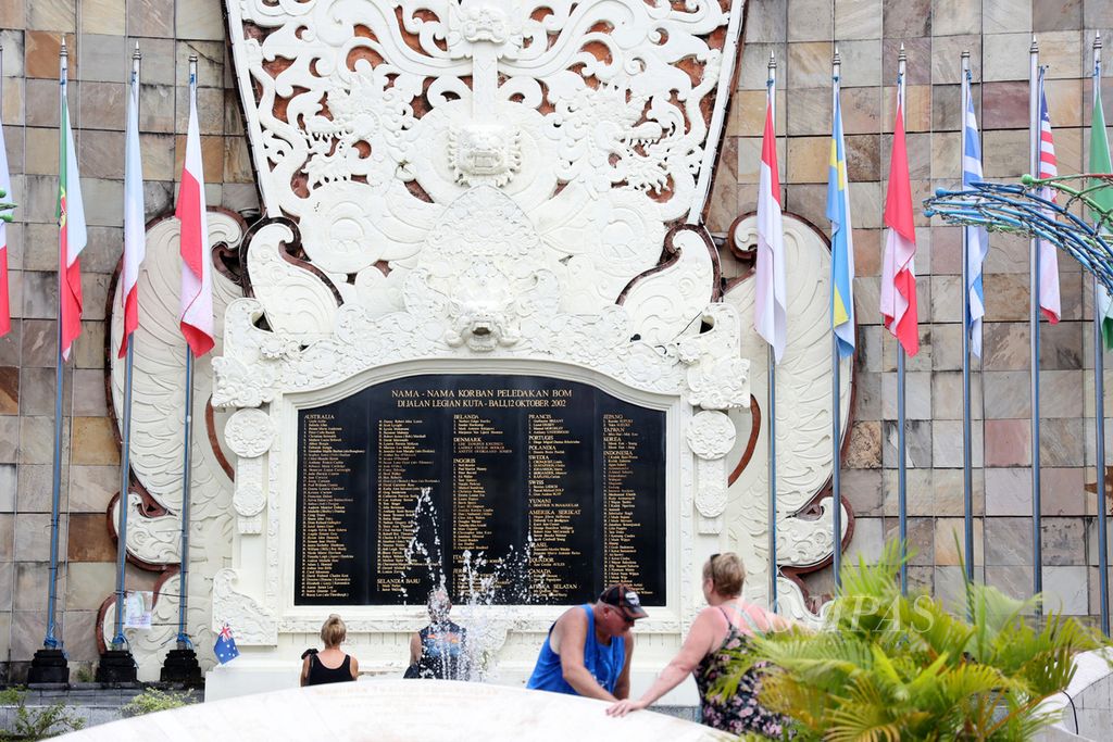 Wisatawan asing mengunjungi Tugu Peringatan Bom Bali di kawasan Legian, Bali, Jumat (11/11/2022).