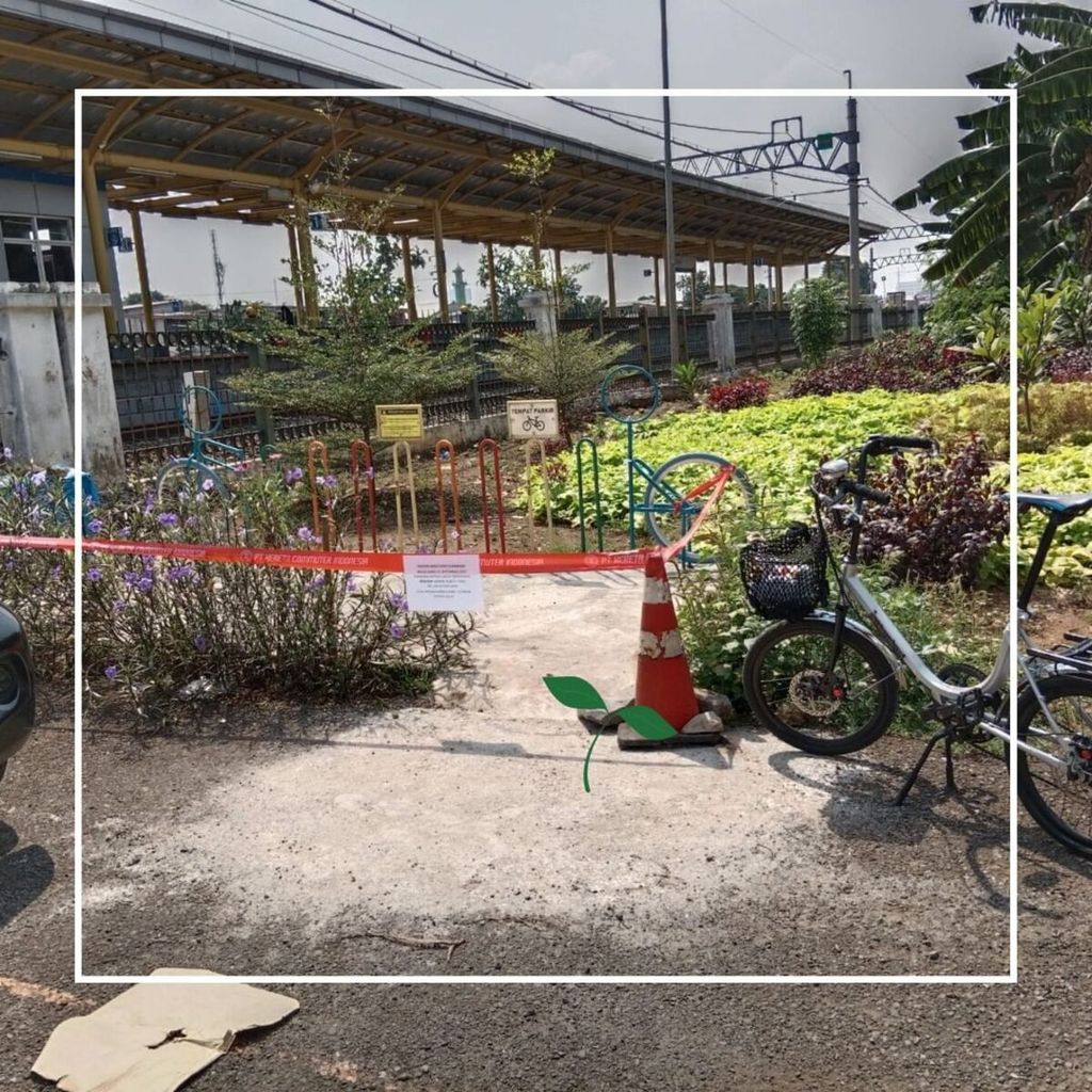 Area parkir sepeda di salah satu stasiun KRL yang ditutup sementara oleh PT KCI. Hal ini dilaporkan warga ke komunitas pesepeda Bike to Work.