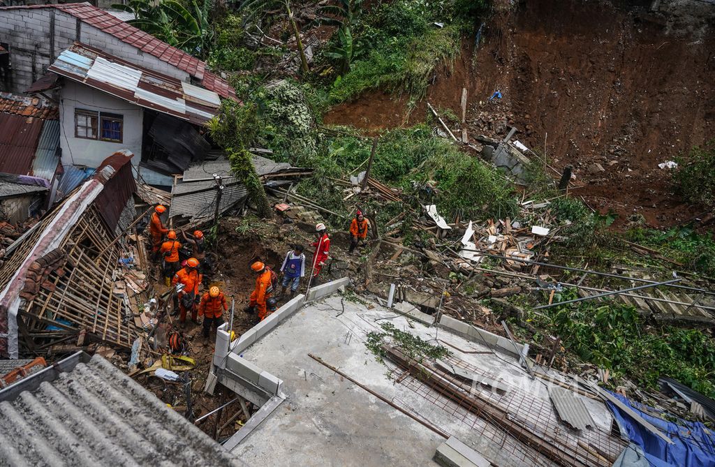 Sejumlah petugas gabungan menyisir sekitar lokasi musibah longsor di Gang Barjo, Kebon Kalapa, Kota Bogor, Jawa Barat, untuk mencari korban yang masih tertimbun, Kamis (12/10/2022). Musibah longsor yang terjadi pada Rabu (12/10/2022) petang ini mengakibatkan delapan warga tertimbun. Dari delapan warga yang menjadi korban musibah ini, 1 orang tewas, 4 orang luka-luka, dan 3 orang masih dalam pencarian karena tertimbun longsoran. 