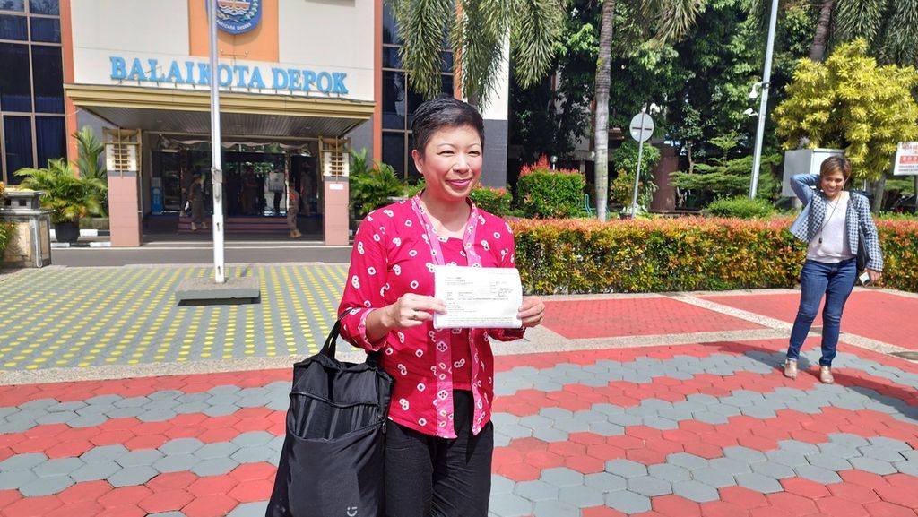 Francine Widjojo, kuasa hukum wali murid SDN Pondok Cina 01, menunjukkan bukti gugatan administrasi terhadap Pemerintah Kota Depok di Balai Kota Depok, Jawa Barat, Senin (9/1/2023).