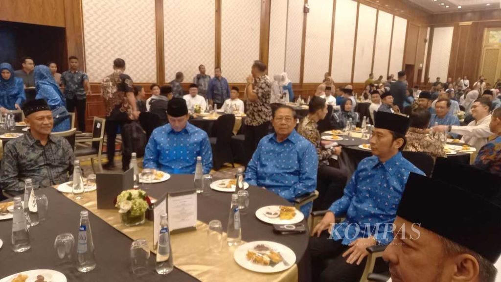 Ketua Majelis Tinggi Partai Demokrat yang juga Presiden ke-6 RI Susilo Bambang Yudhoyono (tengah) diapit kedua anaknya, Ketua Umum Partai Demokrat Agus Harimurti Yudhoyono (kiri) dan Ketua Fraksi Partai Demokrat di DPR, Edhie Baskoro Yudhoyono (kanan), saat menghadiri acara silaturahmi dan buka puasa bersama dengan pengurus Dewan Pimpinan Pusat (DPP) Partai Demokrat di Jakarta, Sabtu (23/3/2024).