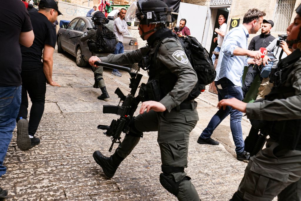 Polisi Israel mengejar beberapa anak muda Palestina di Kota Tua Jerussalem, Minggu (17/4). Meski mendapat kecaman dari banyak pihak, Pemerintah Israel tetap melakukan operasi keamanan untuk meredam situasi di sekitar kompleks Mesjid Al Aqsa. 