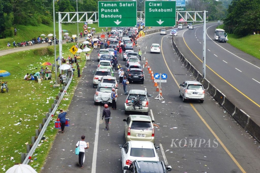 Antrean kendaraan setelah Gerbang Tol Ciawi di Jalan Tol Jakarta-Bogor-Ciawi menjelang Simpang Gadog sebagai pintu ke Jalan Raya Puncak. Kondisi ini nyaris selalu terjadi saat akhir pekan dan musim libur. 