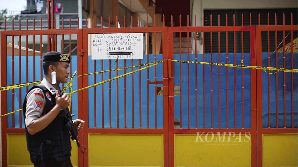Polisi mengamankan okasi penggebrekan sebuah rumah kontrakan tempat ditangkapnya teroris Dian Yulia Novi di Jalan Bintara Jaya VIII, Kota Bekasi, Jawa Barat, Minggu (11/12). 