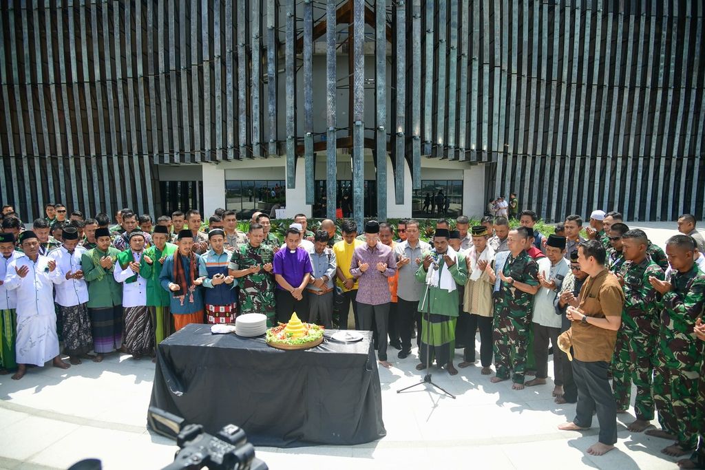 Doa bersama dilakukan sehari sebelum peringatan HUT Ke-79 RI di Istana Negara, Ibu Kota Nusantara, Kalimantan Timur. Acara, Jumat (16/8/2024), dipimpin Kepala Sekretariat Presiden Heru Budi Hartono.