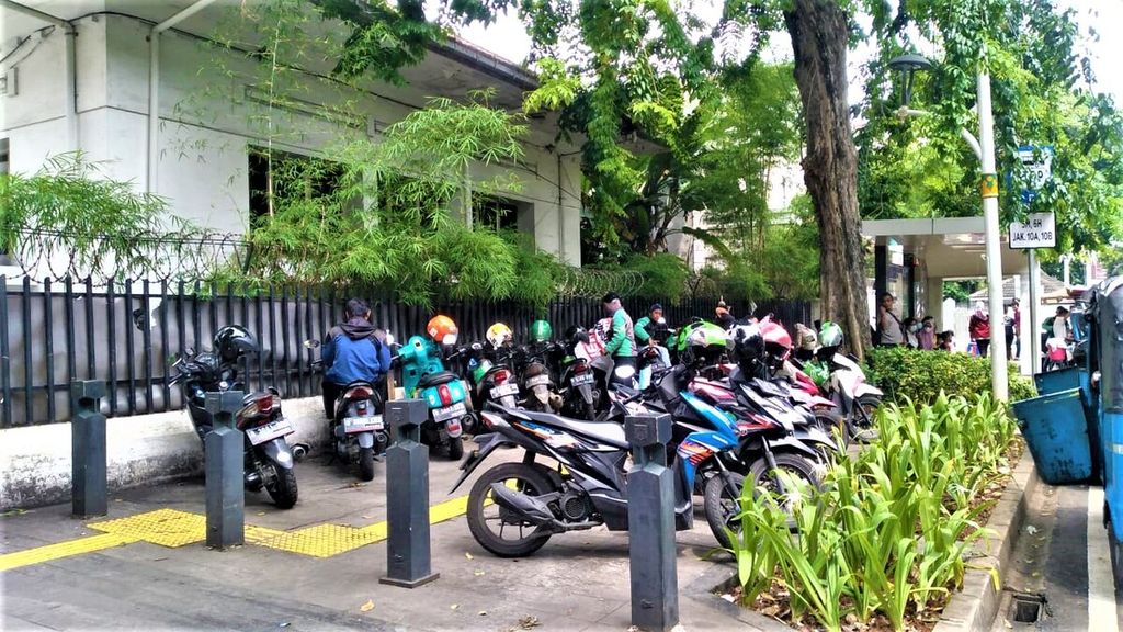 Sejumlah kendaraan motor terparkir di atas trotoar di Cikini Raya, Jakarta Pusat, Rabu (5/10/2022).