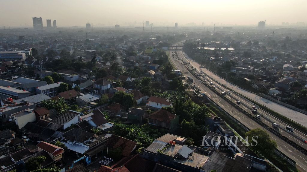 Deretan gedung tinggi terlihat samar di tengah lapisan kabut yang diduga polusi udara di ketinggian di Jombang, Kecamatan Ciputat, Tangerang Selatan, Senin (8/8/2022). 
