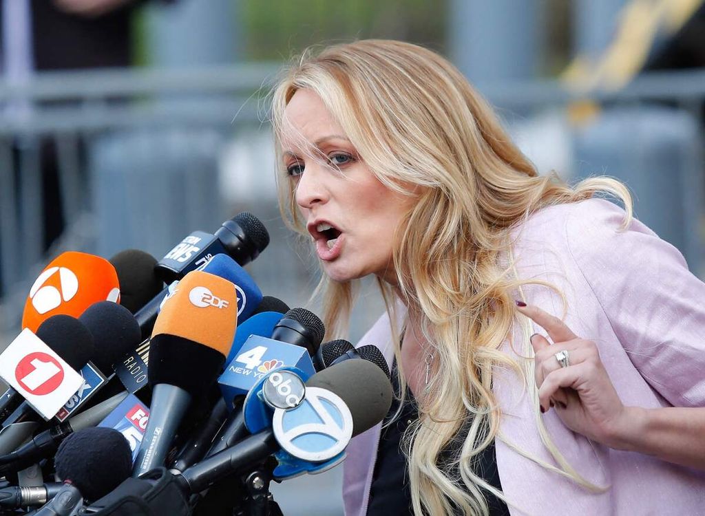 Dalam foto arsip yang diambil pada 16 April 2018 ini, aktris film dewasa Stephanie Clifford, yang juga dikenal sebagai Stormy Daniels, berbicara di Pengadilan Federal AS di Lower Manhattan, New York, AS. 