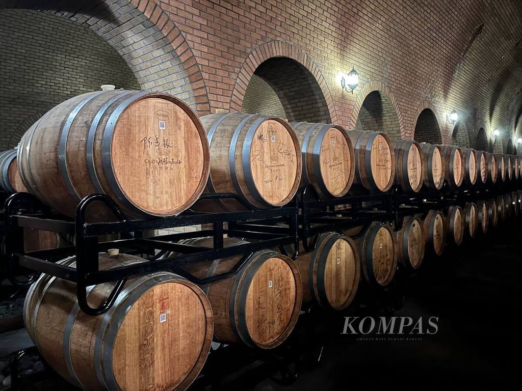 Gudang penyimpanan anggur milik dua kastil yang ada di China, Selasa (2/8/2022). Drum-drum berisi anggur itu disimpan di dalam ruangan yang lembab sekaligus dingin. Usia anggur yang disimpan minimal tiga tahun. Selain untuk konsumsi, anggur juga bisa dijadikan sebagai sarana investasi