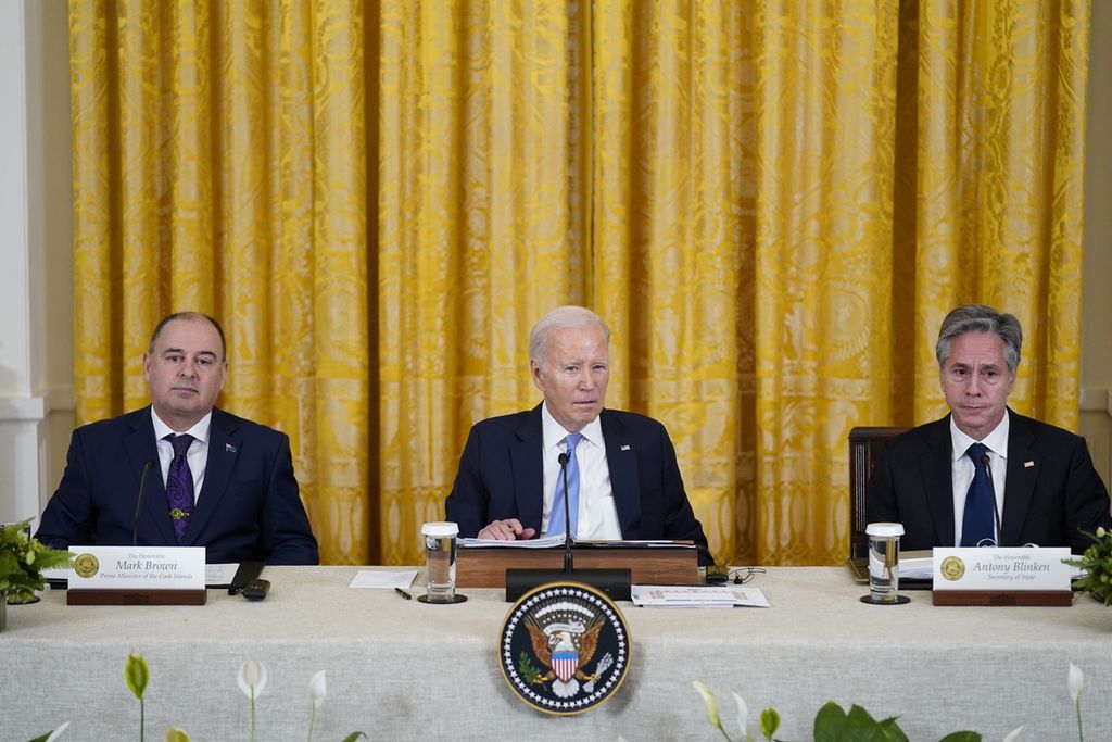 Perdana Menteri Kepulauan Cook Mark Brown, Presiden Amerika Serikat Joe Biden, dan Menteri Luar Negeri AS Antony Blinken (kiri ke kanan) dalam KTT Ke-2 AS-Forum Kepulauan Pasifik di Washington DC, Senin (25/9/2023). 
